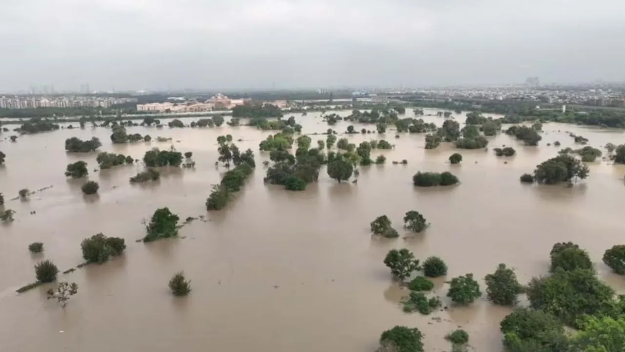 पश्चिमी यूपी में झमाझम बारिश से पूर्वांचल में नदियों का बढ़ा जलस्तर, जलभराव और बाढ़ की आशंका