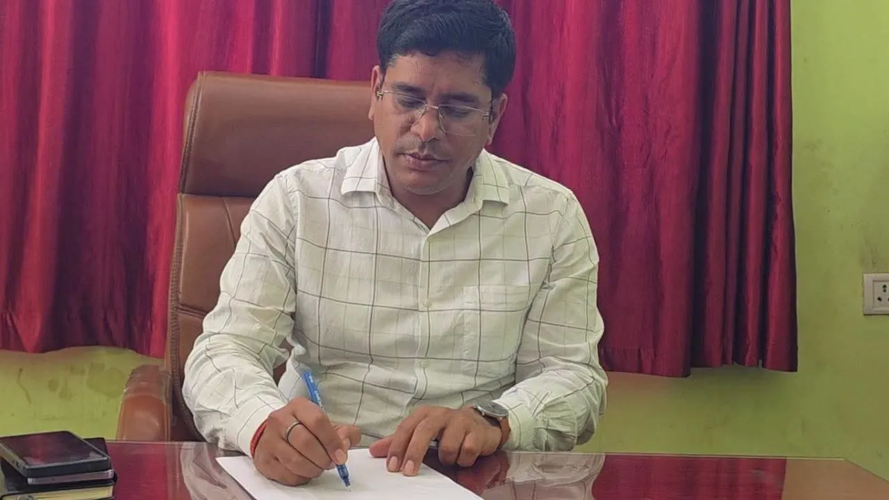 Gonda News:  हाईकोर्ट के निर्देश के बाद बीएसए अलर्ट, सरप्लस शिक्षकों से मांगी आपत्तियां