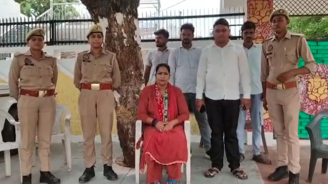 Amethi News:   सपा के प्रस्तावित प्रदर्शन से पहले पुलिस की बड़ी कार्रवाई, महिला जिलाध्यक्ष समेत कई कार्यकर्ता हाउस अरेस्ट