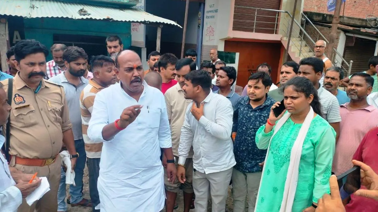  Sultanpur News : जूते उतारकर कीचड़ में उतरे विधायक राजेश गौतम, बदहाल सड़क पर अधिकारियों को लगाई फटकार