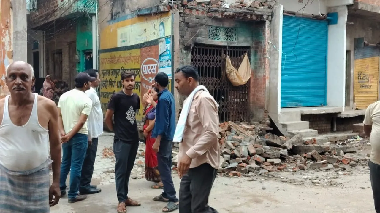 Raebareli News : जर्जर छज्जा टूटने से महिला की मौत, दूसरी मंजिल से गिरकर गई जान