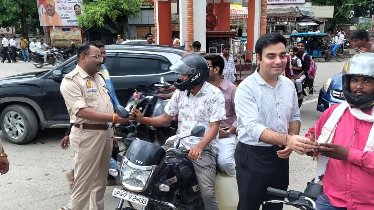 Balrampur News :  गुलाब भी, चालान भी, सड़क सुरक्षा अभियान में प्रशासन का सख्त और संवेदनशील संदेश