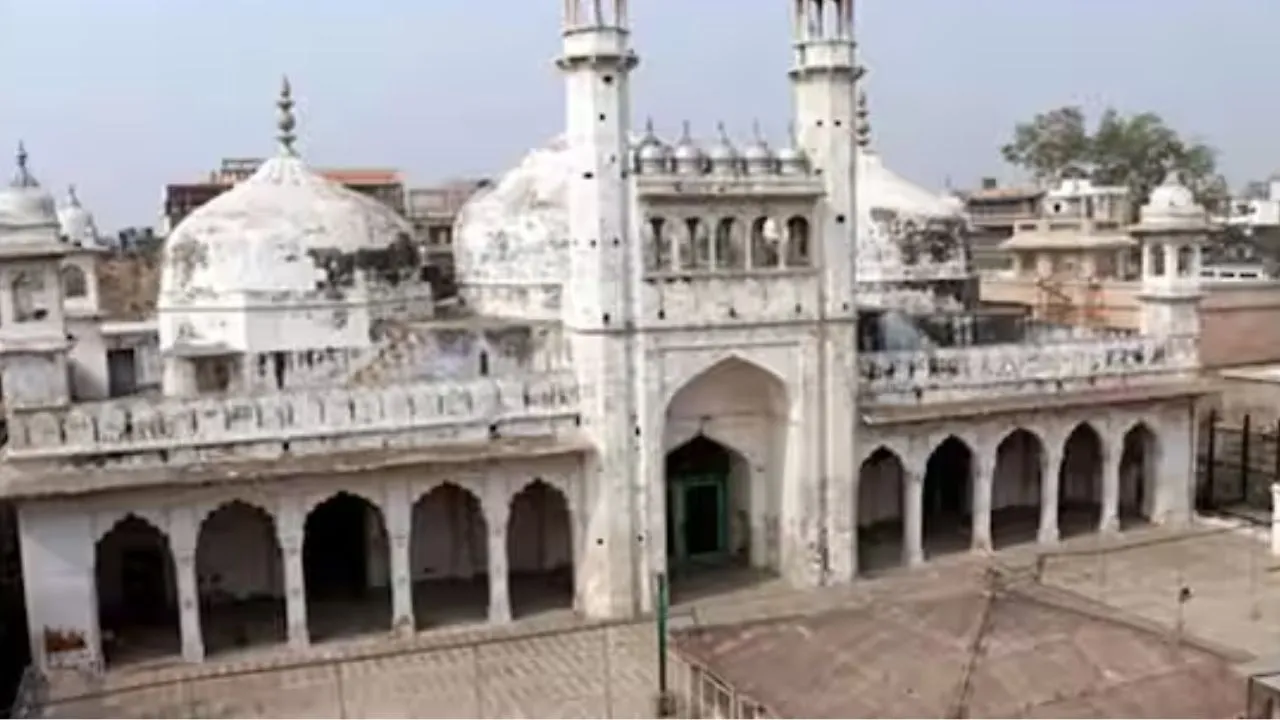  सावन में ज्ञानवापी परिसर में नमाज रोकने की मांग,  शिवसेना ने मंदिर प्रशासन को सौंपा ज्ञापन