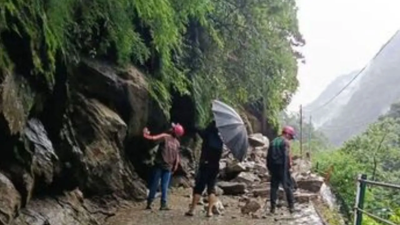 केदारनाथ पैदल मार्ग पर मलबा आने से यात्रा बाधित, मार्ग खोलने का काम युद्धस्तर पर जारी