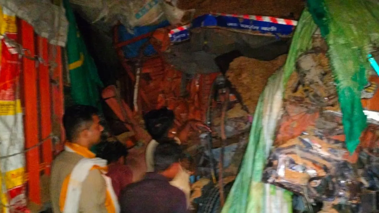 Barabanki News: संजय सेतु पर बड़ा हादसा, आपस में टकराये भारी वाहन,  दुर्घटना के बाद लगा 4 किमी लंबा जाम