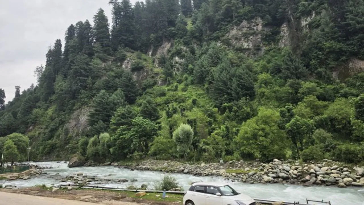 उत्तराखंड में भारी बारिश का कहर, चारधाम यात्रा स्थगित; तीन लोगों की मौत, कई मार्ग प्रभावित