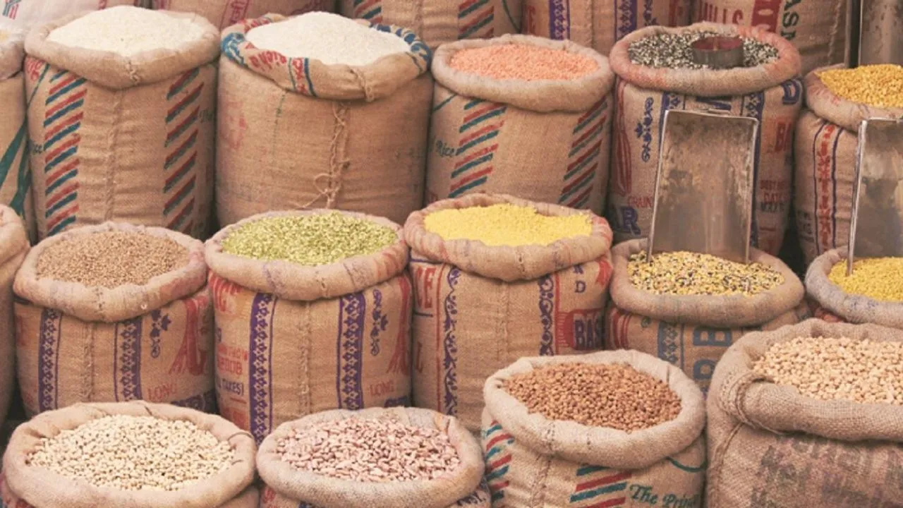  शाहजहांपुर : खाद्य सुरक्षा विभाग ने की छापामार कार्रवाई, 1300 बोरों में रखी लगभग 386 क्विंटल दाल सीज