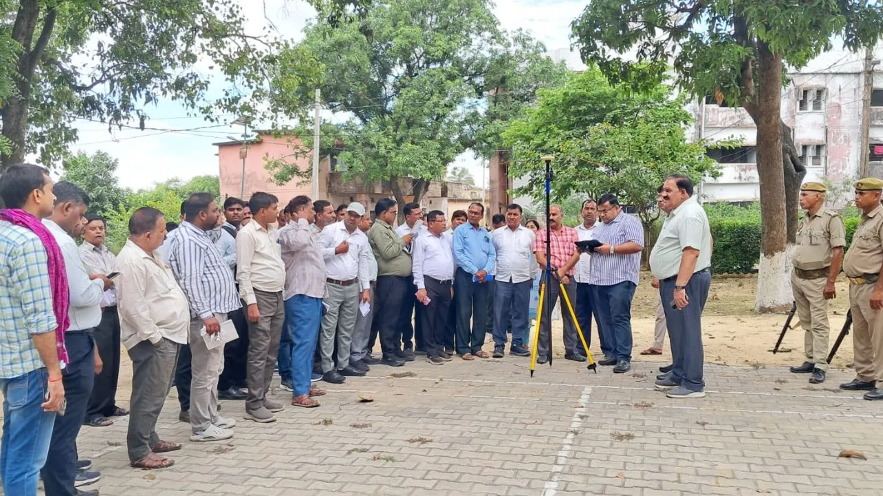 Barabanki News :  रोवर मशीन से होगा सटीक भूमि सीमांकन, राजस्व कर्मियों को दिया गया प्रशिक्षण
