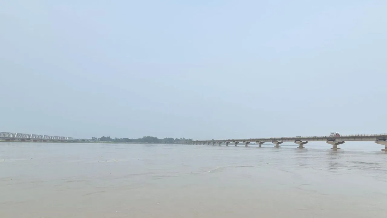 Barabanki News:  खतरे के निशान से ऊपर बह रही सरयू, तलहटी के गांवों में बढ़ी चिंता