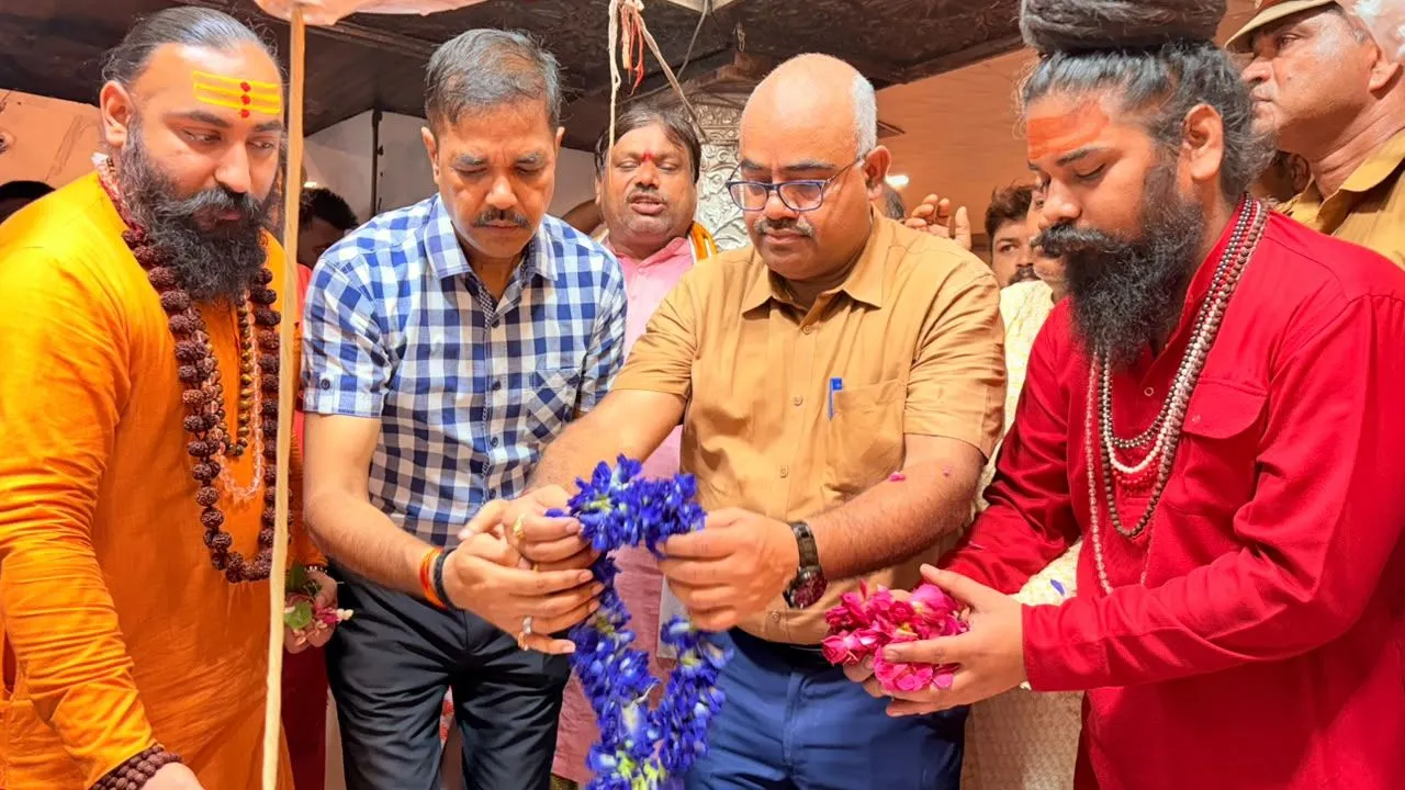 Kanpur News: सावन से पहले डीएम ने परमत के आनंदेश्वर महादेव मंदिर का किया निरीक्षण, श्रद्धालुओं की सुविधाओं के दिए निर्देश