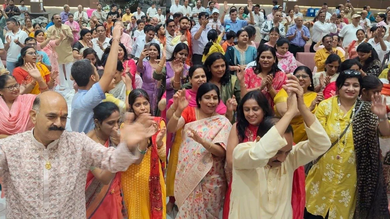 बरेली में गुरु पूर्णिमा का जश्न :  भजनों से गूंजा माहौल, ध्यान में डूबे लोग, पेड़ों के लिए भी उठी आवाज