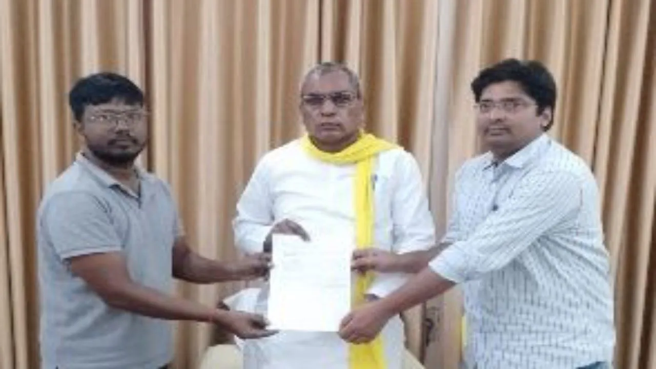 69000 शिक्षक भर्ती के अभ्यर्थी सालों से खटखटा रहे मंत्रियों का दरवाजा, ओमप्रकाश राजभर ने दिया आश्वासन