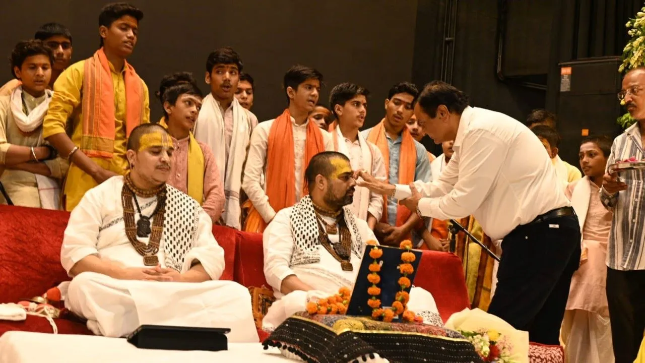 लखनऊ :  लक्ष्मण नगरी में दिखा वृन्दावन सा उल्लास, चित्र-विचित्र की भजन संध्या में झूमे श्रद्धालु
