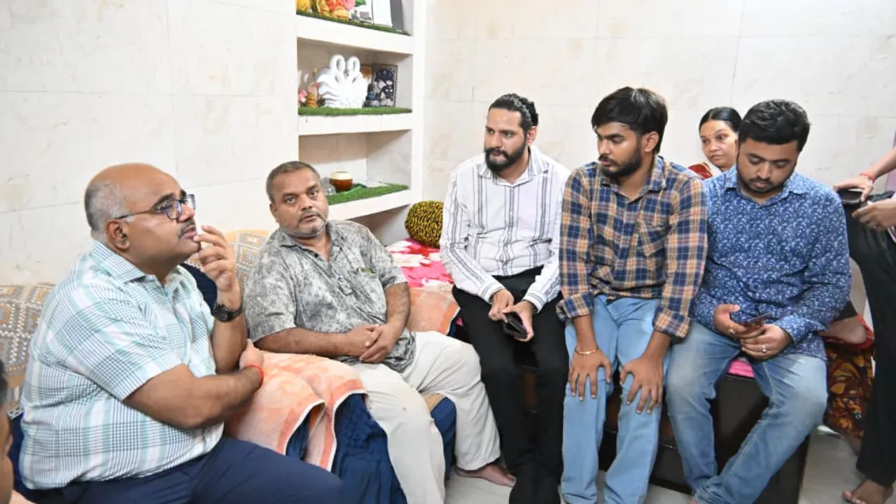 कानपुर के सागर गुप्ता की रूस-यूक्रेन युद्ध में मौत: ड्रोन हमले का शिकार बने मर्चेंट नेवी अधिकारी, CM योगी के निर्देश पर DM पहुंचे घर