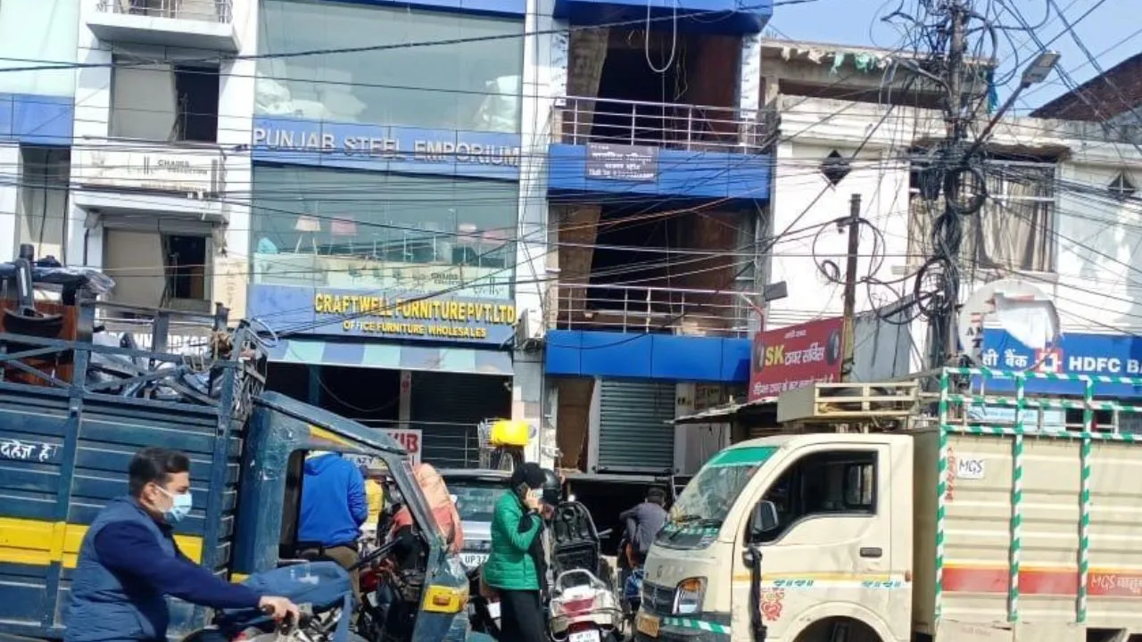कैसरबाग बीएन रोड व्यावसायिक भवन, टायर गोदाम समेत अन्य कारोबार संचालित 