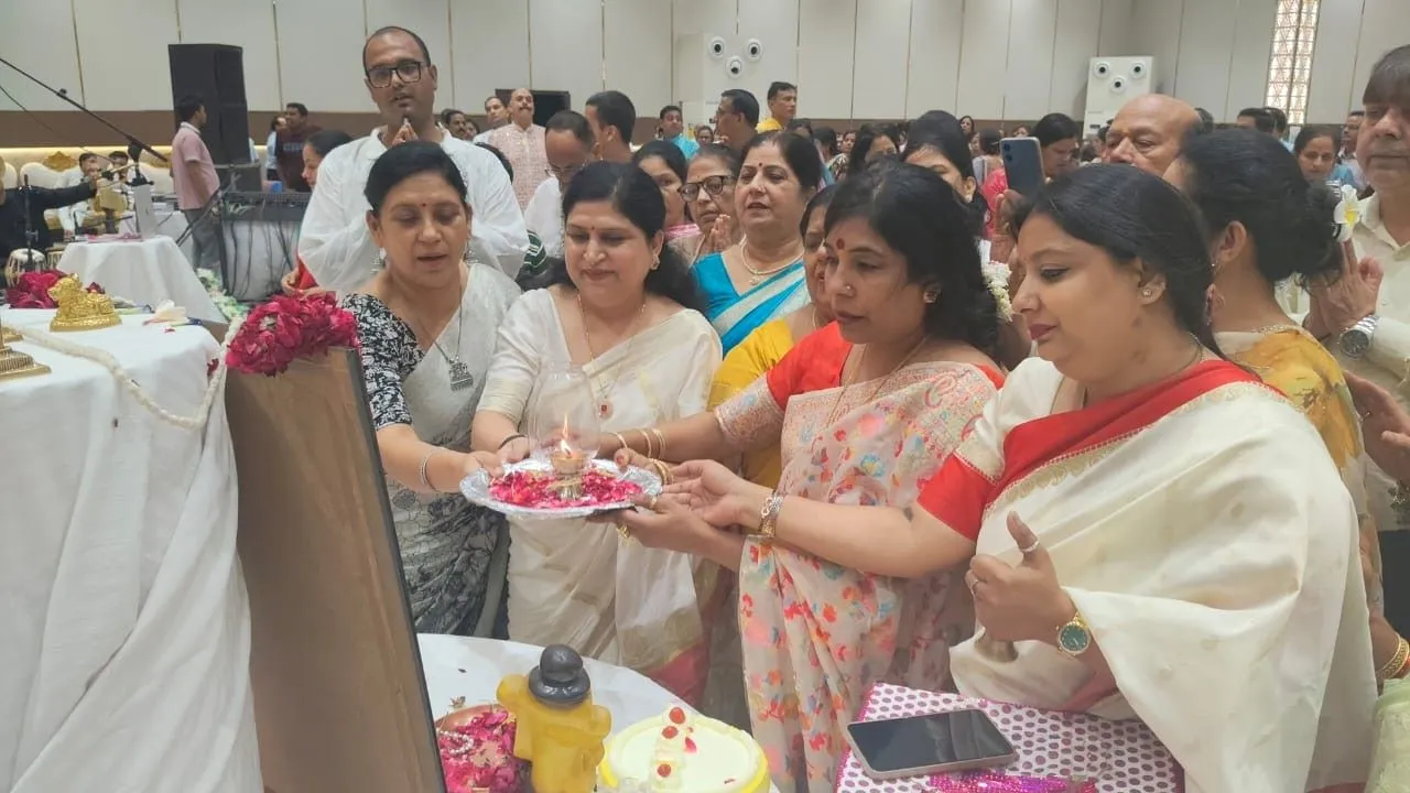 गुरु पुर्णिमा के मौके पर पूजा करती भक्तजन  