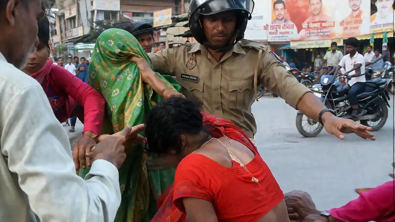 थाने के बाहर घूंघट वाली बहू का हाई-वोल्टेज ड्रामा! सास को जड़े ताबड़तोड़ थप्पड़, VIDEO हुआ वायरल