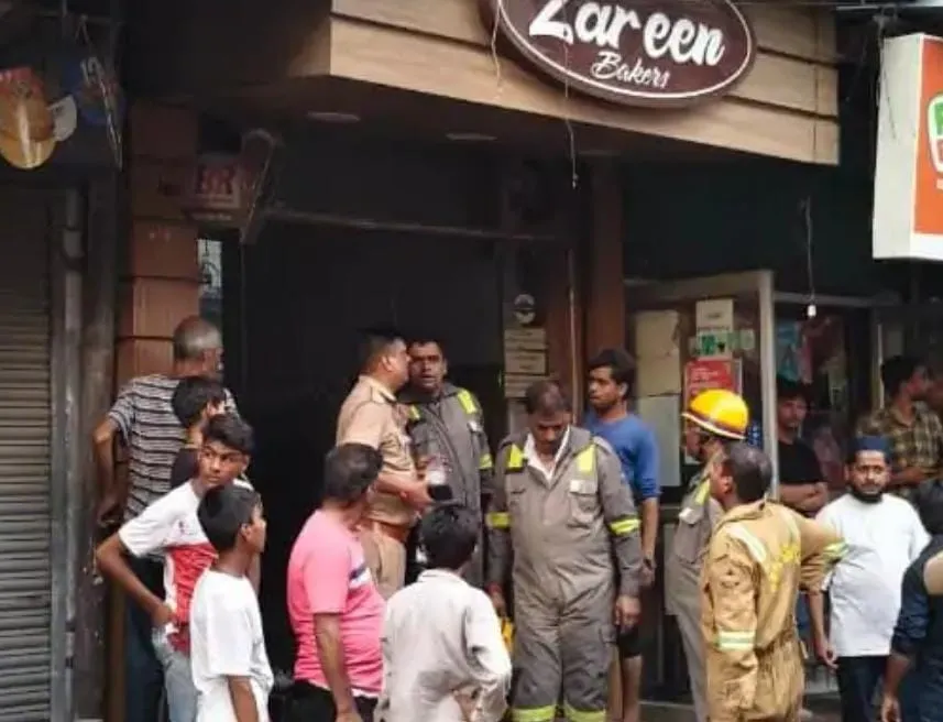 Lucknow Fire News: अकबरी गेट स्थित दुकान में शॉर्ट सर्किट से लगी आग, लाखों का सामान जलकर राख