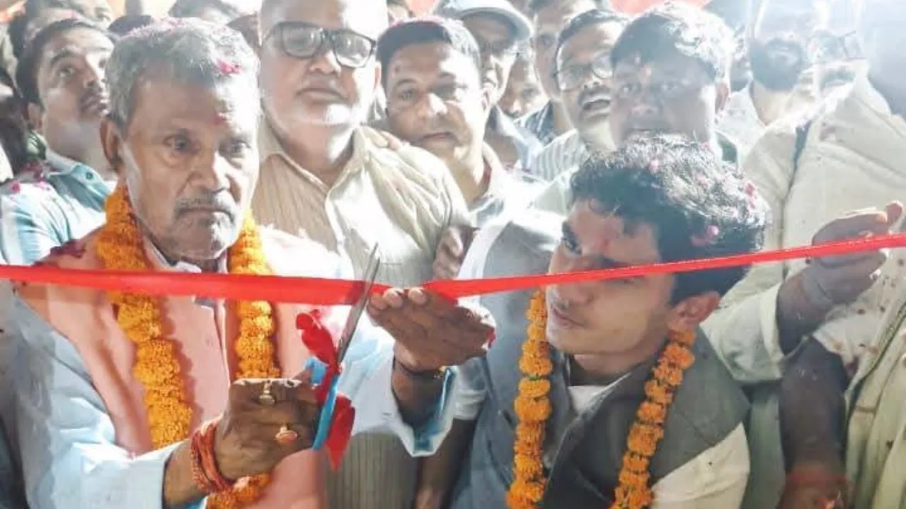 डेकोरेटिव स्ट्रीट लाइटों से जगमगाया मनकापुर गोंडा