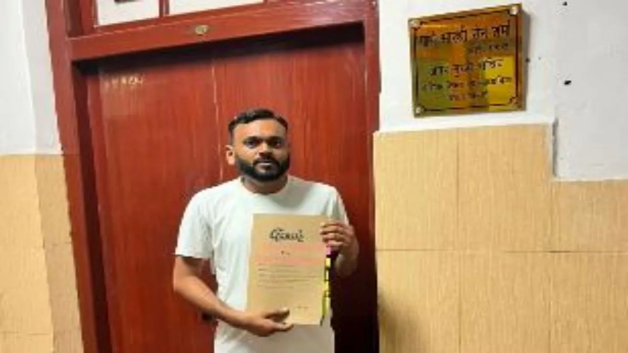 68,500 सहायक शिक्षक भर्ती परीक्षा 2018 :  अपर मुख्य सचिव बेसिक शिक्षा को अभ्यर्थियों ने सौंपा ज्ञापन
