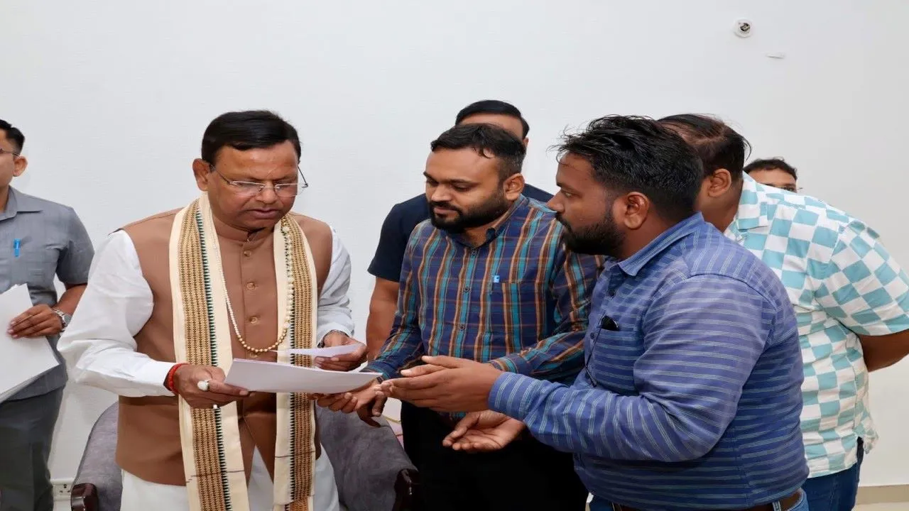 68,500 सहायक शिक्षक भर्ती परीक्षा 2018 : भाजपा प्रदेश अध्यक्ष को अभ्यर्थियों ने सौंपा ज्ञापन