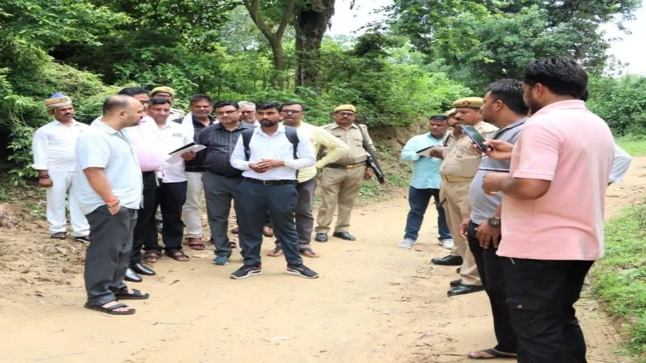 प्रतापगढ़ :  सड़क निर्माण में लापरवाही पर डीएम सख्त,गैरहाजिर कानूनगो का वेतन रोका