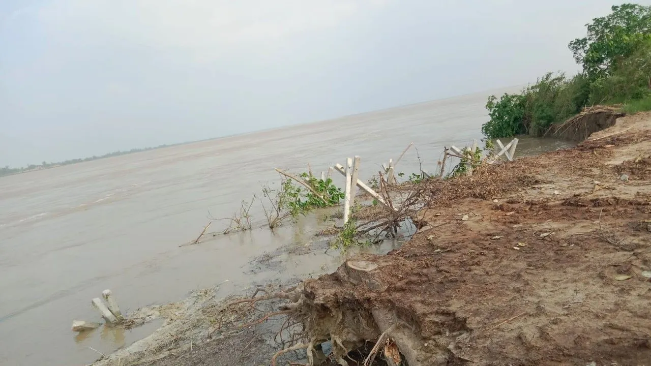  बाराबंकी :  कम हुआ जलस्तर पर नदी के तेवर कायम, कटान तेज 