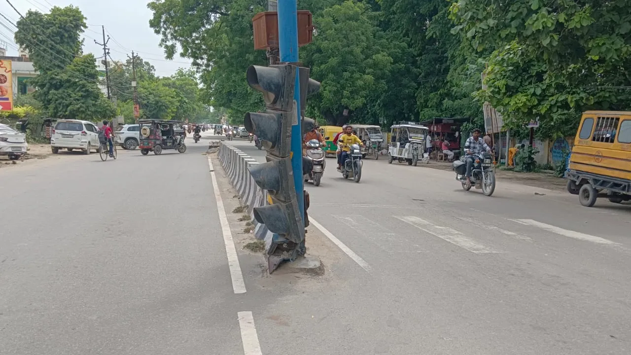 बाराबंकी में ट्रैफिक सिस्टम बेपटरी! डीएम आवास के पास सड़क किनारे पड़ा मिला ट्रैफिक सिग्नल, सिस्टम पर उठे बड़े सवाल