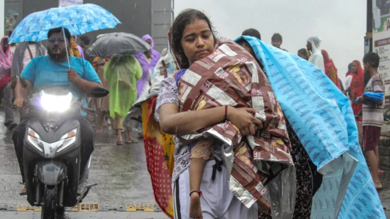 भारी बारिश और भूस्खलन के बीच दो दिन के लिए रुकी चारधाम यात्रा