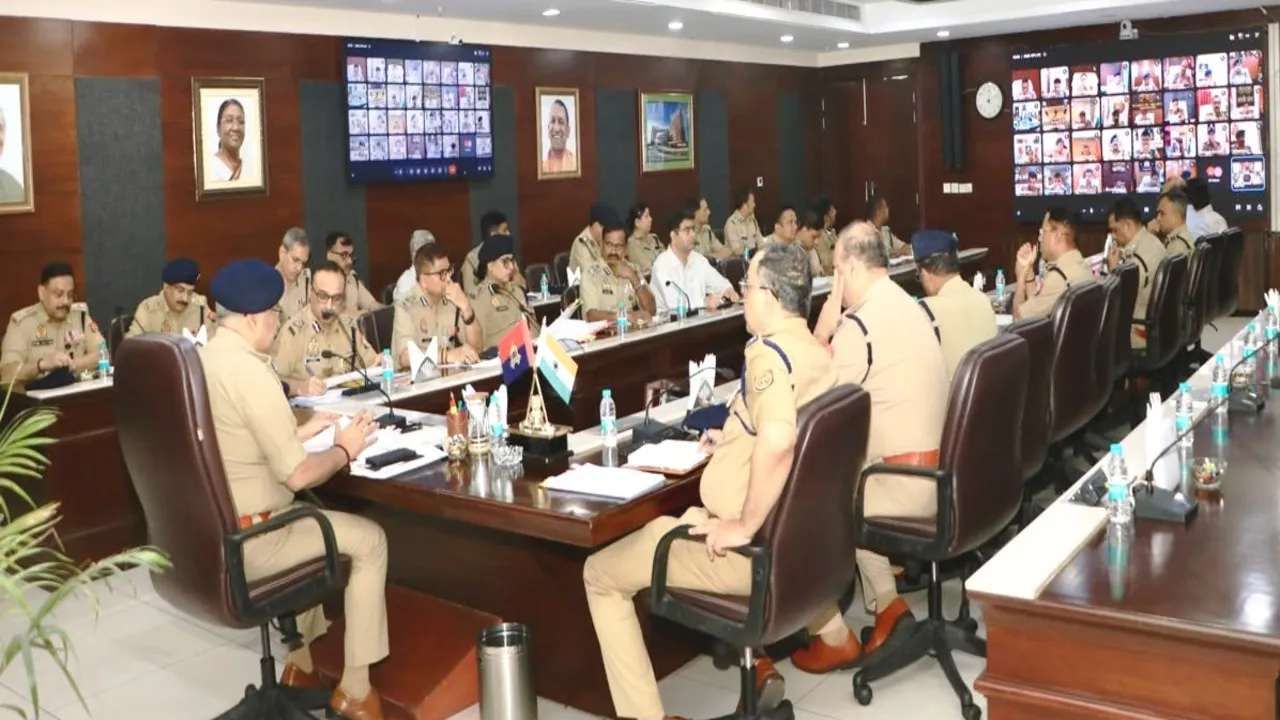 यूपी DGP राजीव कृष्ण की अपराध समीक्षा बैठक (1)