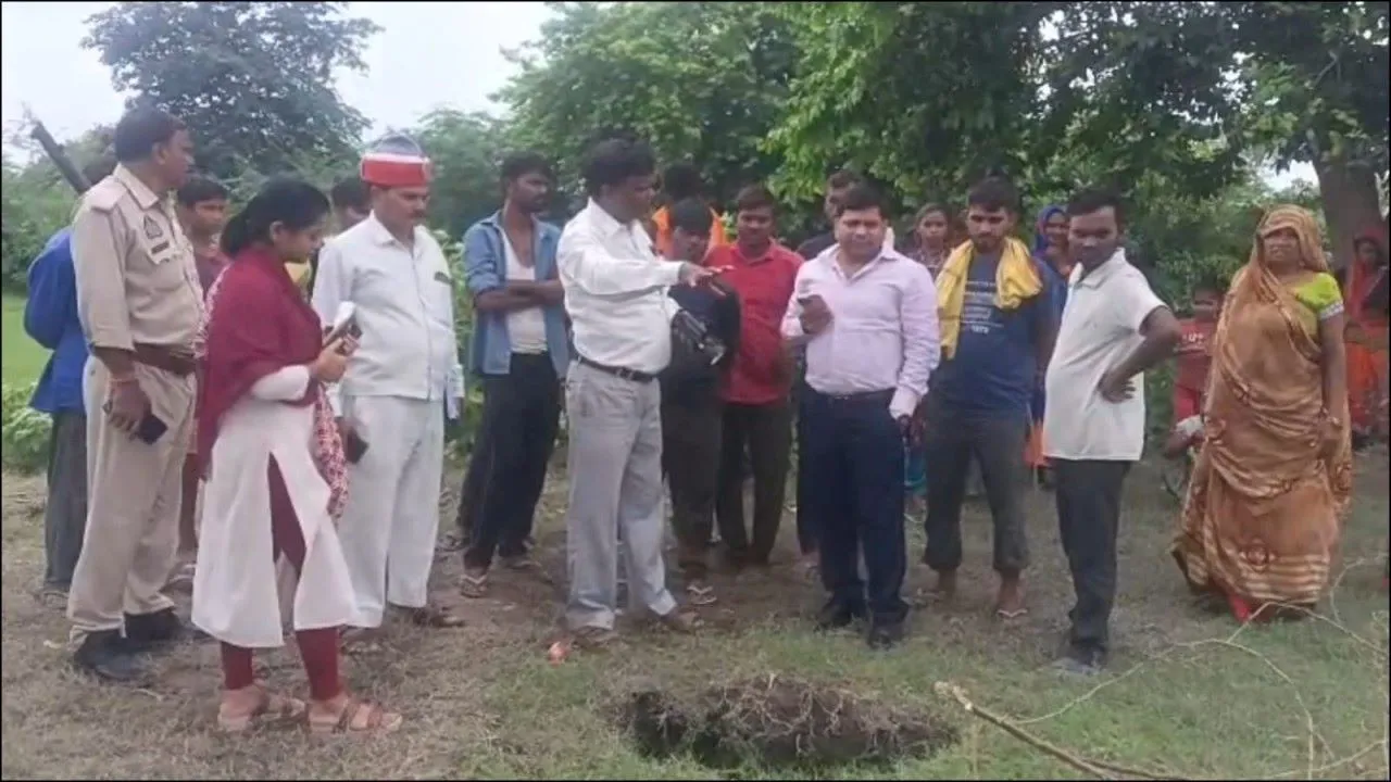 रायबरेली :  बारिश ने खोला ओई गांव का इतिहास, जमीन धंसते ही दिखने लगीं प्राचीन ईंटों की दीवार