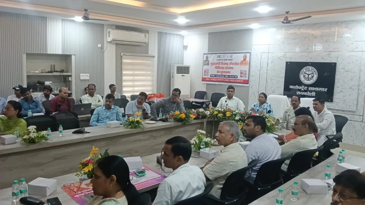 रायबरेली में शिक्षकों को मिला कैशलेस हेल्थ कार्ड