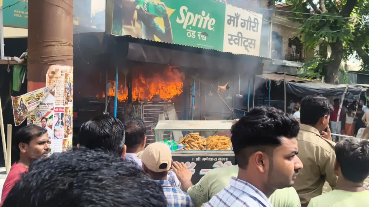 Sitapur Fire News: लखनऊ-बरेली हाईवे पर होटल में सिलेंडर लीकेज से भीषण आग, मची अफरा-तफरी, वीडियो बनाते रहे राहगीर