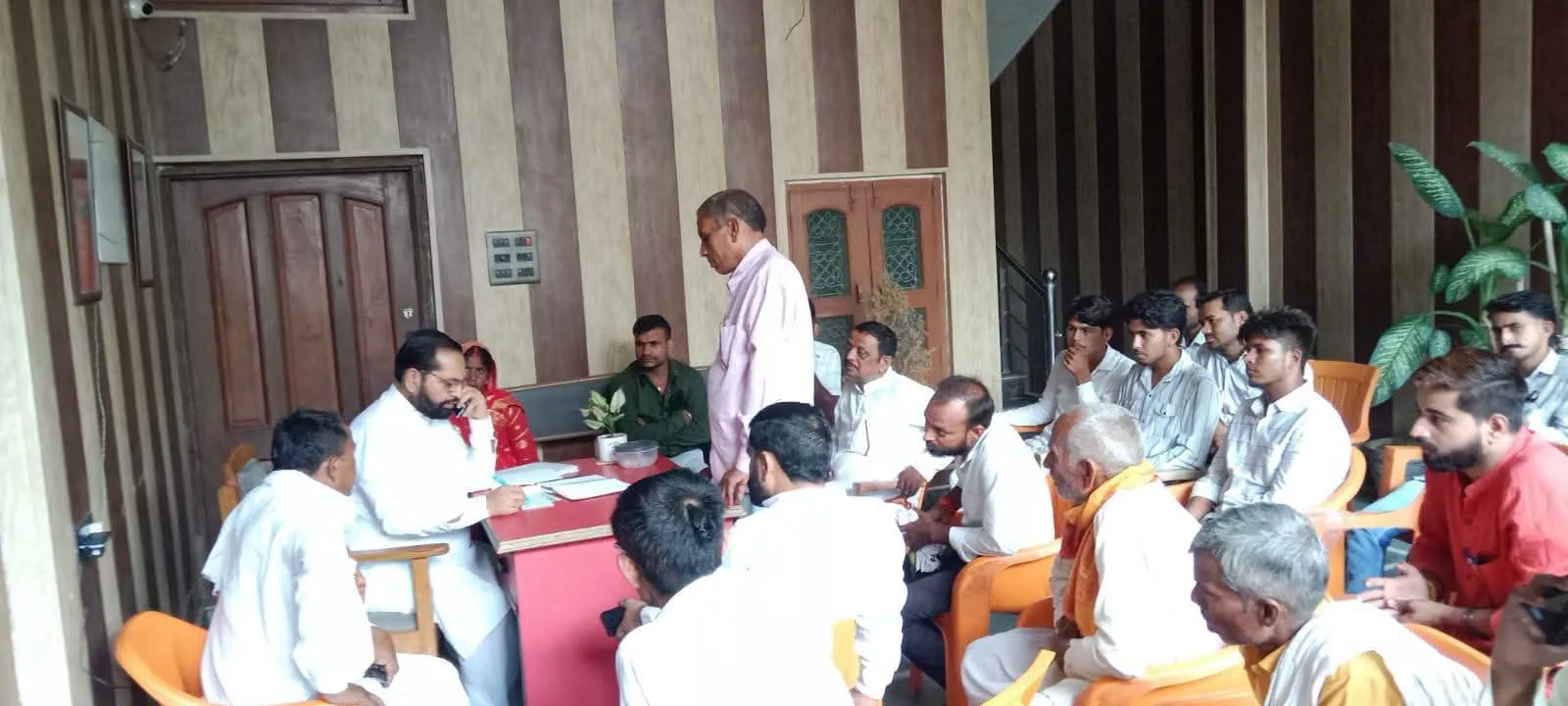 बहराइच :  फरियाद से पहले पानी, फिर सुनवाई, पयागपुर विधायक के जनता दर्शन में दिखी संवेदनशीलता, अब समाधान की परीक्षा