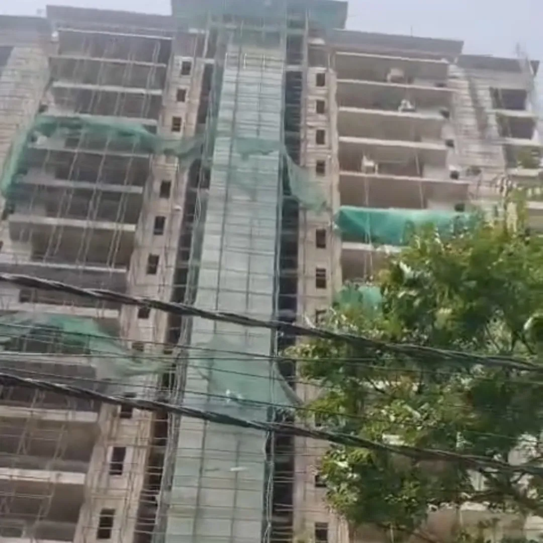 निर्माणाधीन अपार्टमेंट के सातवें तल से गिरे मजदूर, चार घायल