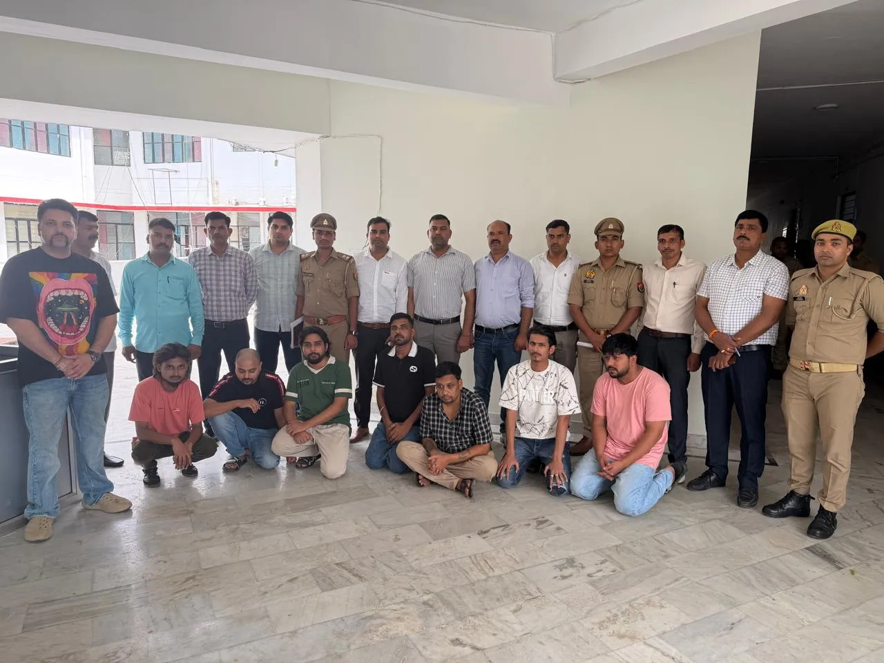 अमेरिका में ''राइडर टीम'' पहुंचती थी घर से नकदी लेने