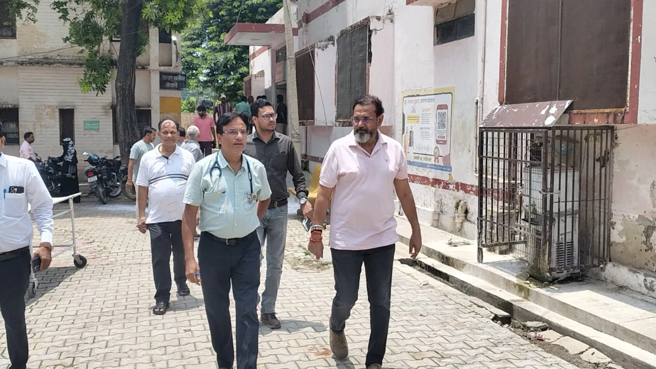 सीएमओ का रामसनेहीघाट सीएचसी पर औचक निरीक्षण