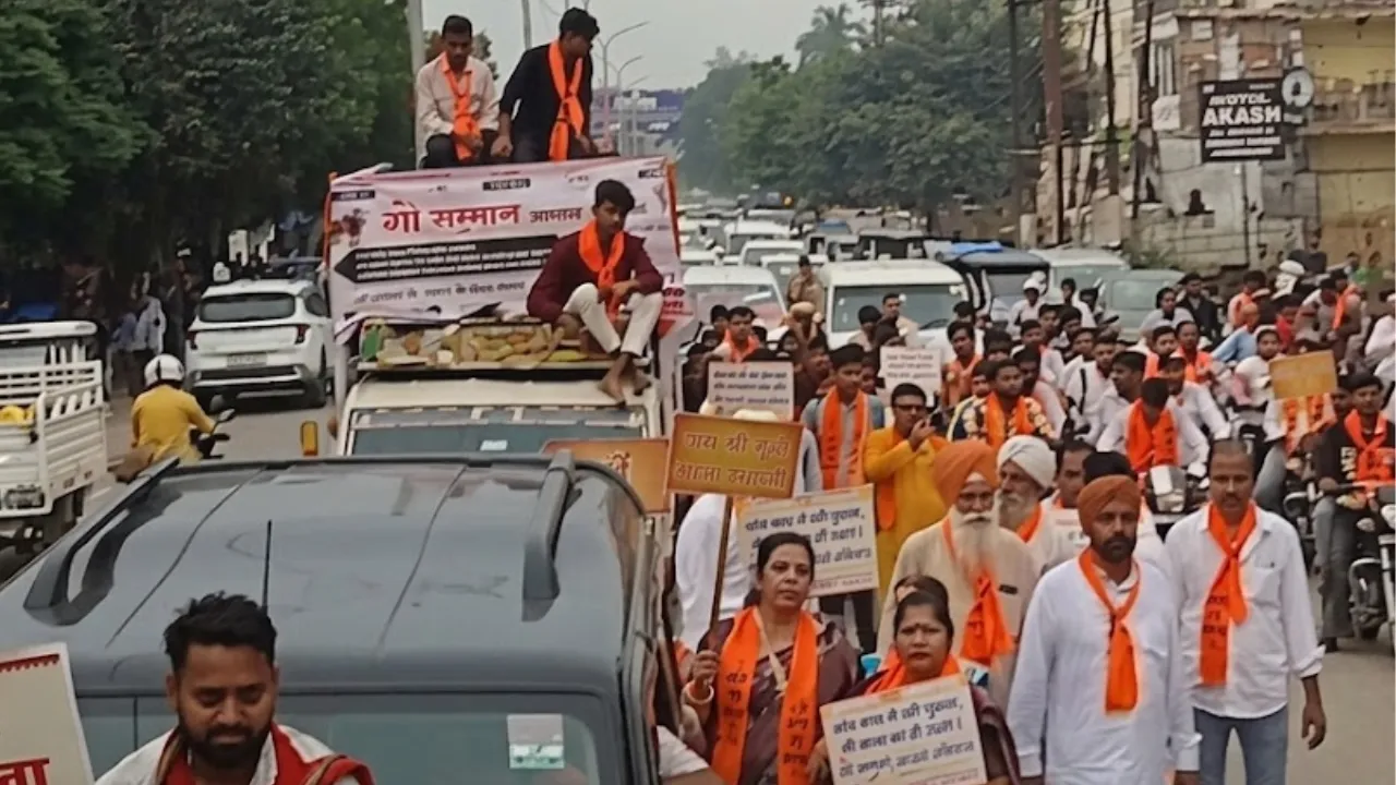 सीतापुर में गौ सम्मान आवाहन यात्रा, 'गौमाता को राष्ट्रमाता घोषित करने' की मांग के साथ गूंजे जयकारे