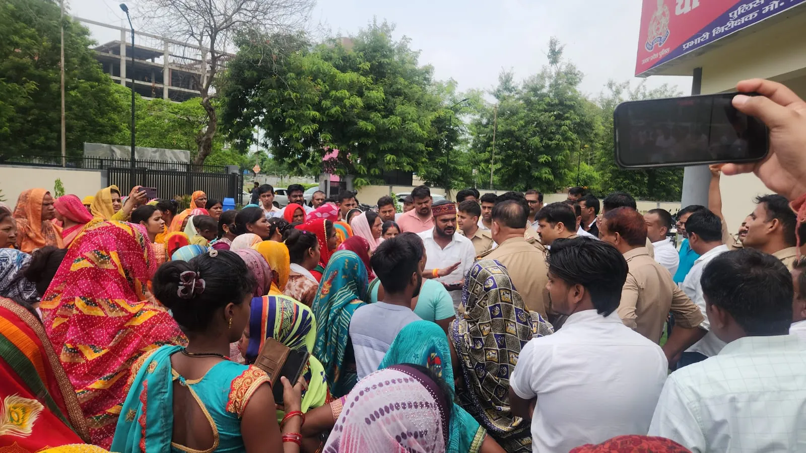 पूर्व मंत्री के बेटे पर जमीन कब्जाने और जान से मारने की धमकी के आरोप,थाने पर प्रदर्शन 