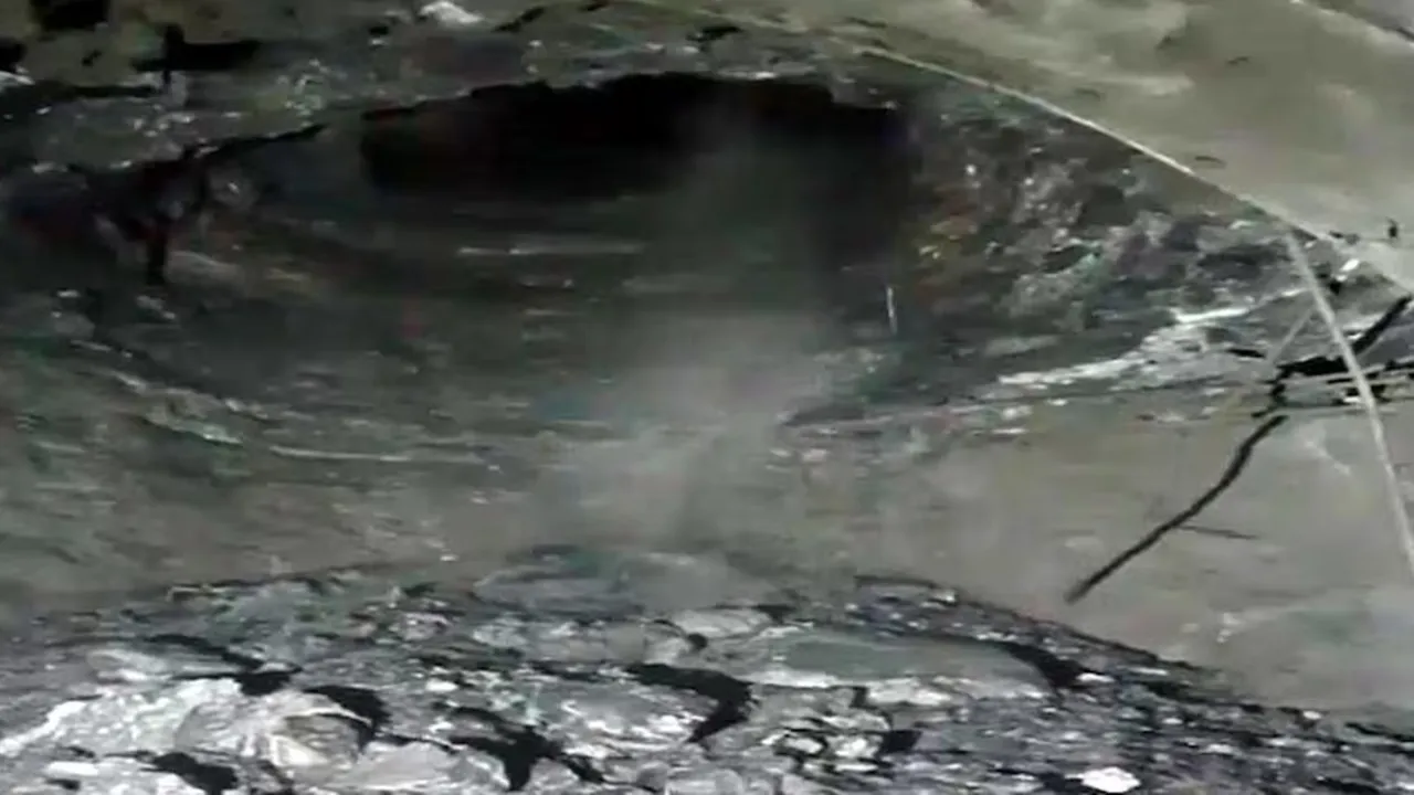 Chamoli Tunnel News : तपोवन-विष्णुगाड परियोजना की सुरंग में भूधंसाव से बनी ‘कैविटी’, पानी रिसा तो मचा हड़कंप; सभी श्रमिक बाहर निकाले