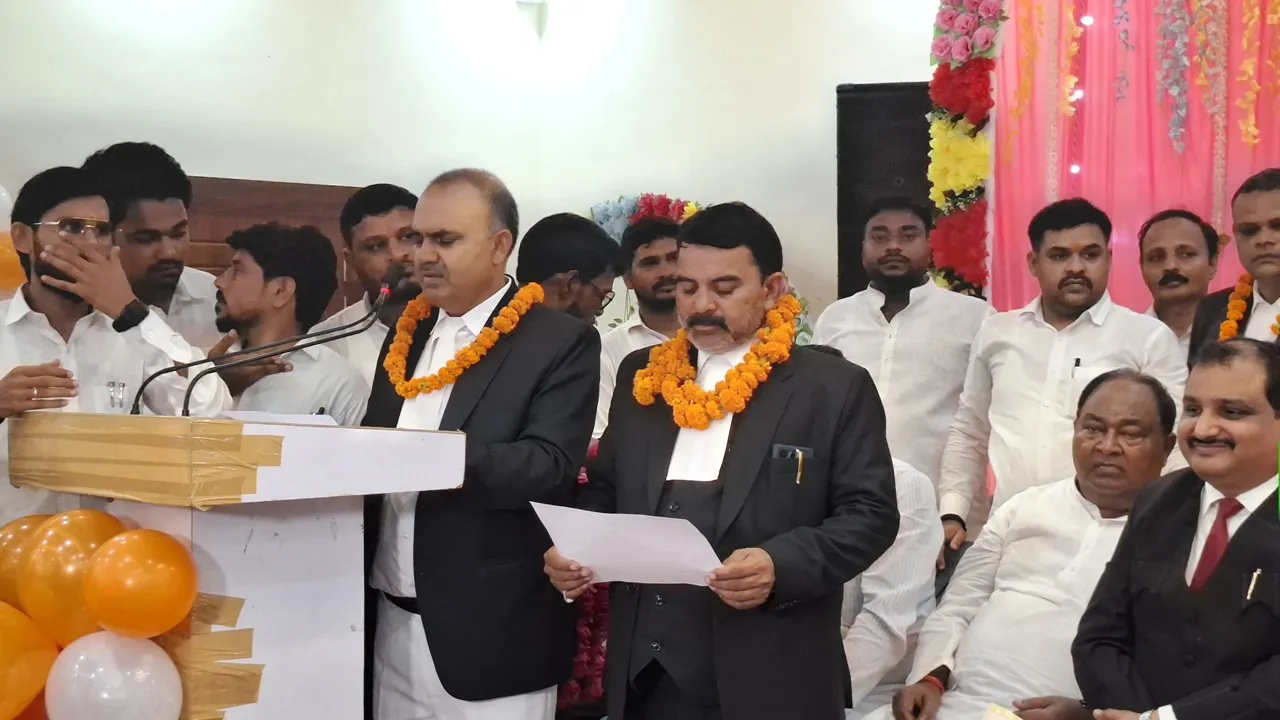Barabanki News : हैदरगढ़ बार एसोसिएशन के पदाधिकारियों ने ली शपथ, अधिवक्ताओं से हड़ताल कम करने की अपील