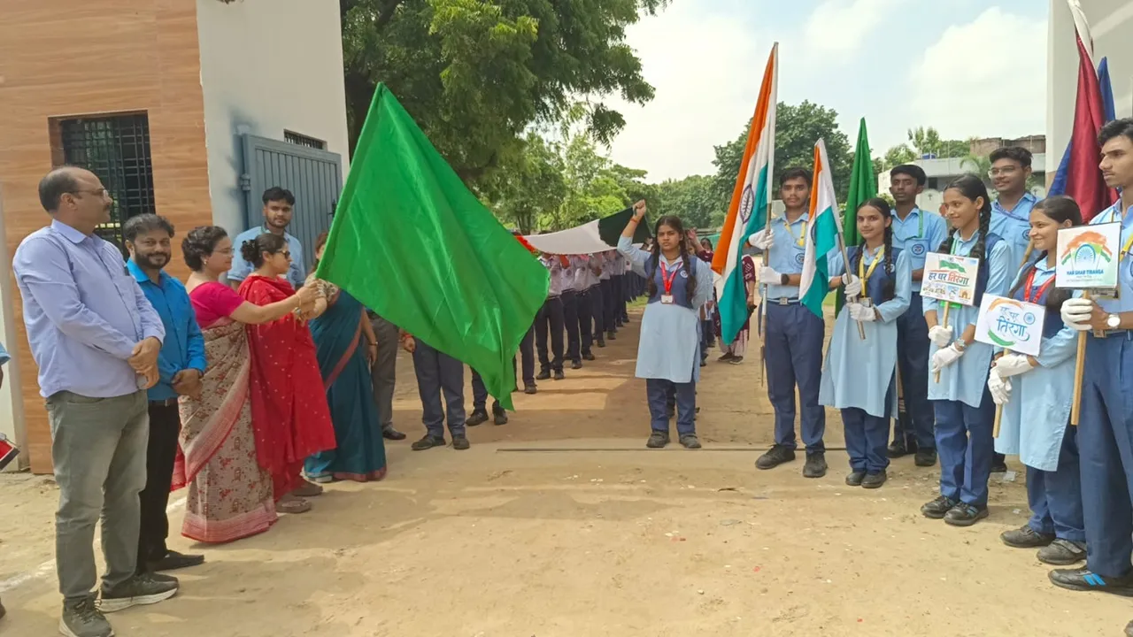 Gonda News: 50 मीटर लंबे तिरंगे के साथ निकली भव्य यात्रा, गूंजे ‘भारत माता की जय’ के नारे; इन 4 इलाकों में भी दिखा देशभक्ति का जोश