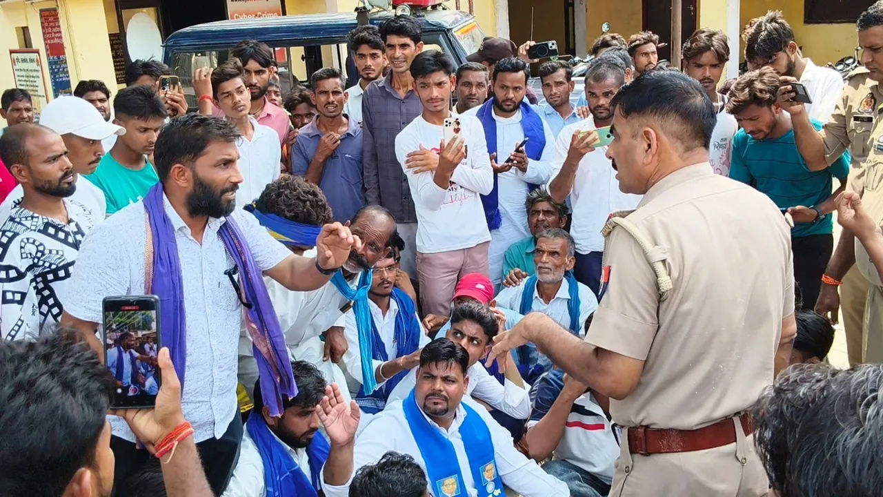 Rampur News : तिरंगा यात्रा में नारेबाजी पर बवाल! ‘जय भीम’ बोलने पर छात्र से मारपीट का आरोप, थाने पहुंची भीम आर्मी