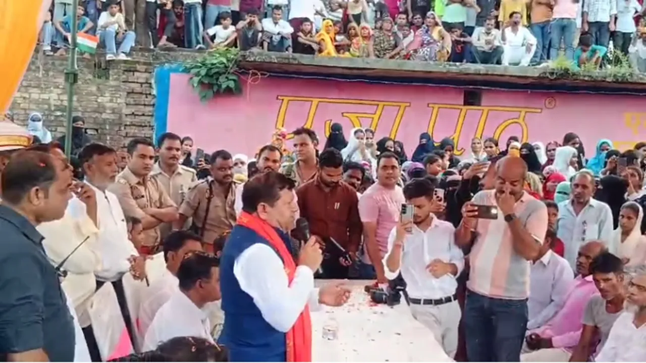 Sitapur News : मकान-दुकानों पर कब्जे के आरोप से मचा हड़कंप, चौपाल में छलका मुस्लिम समुदाय का दर्द; वायरल वीडियो के बाद दहशत, मंत्री से लगाई न्याय की गुहार