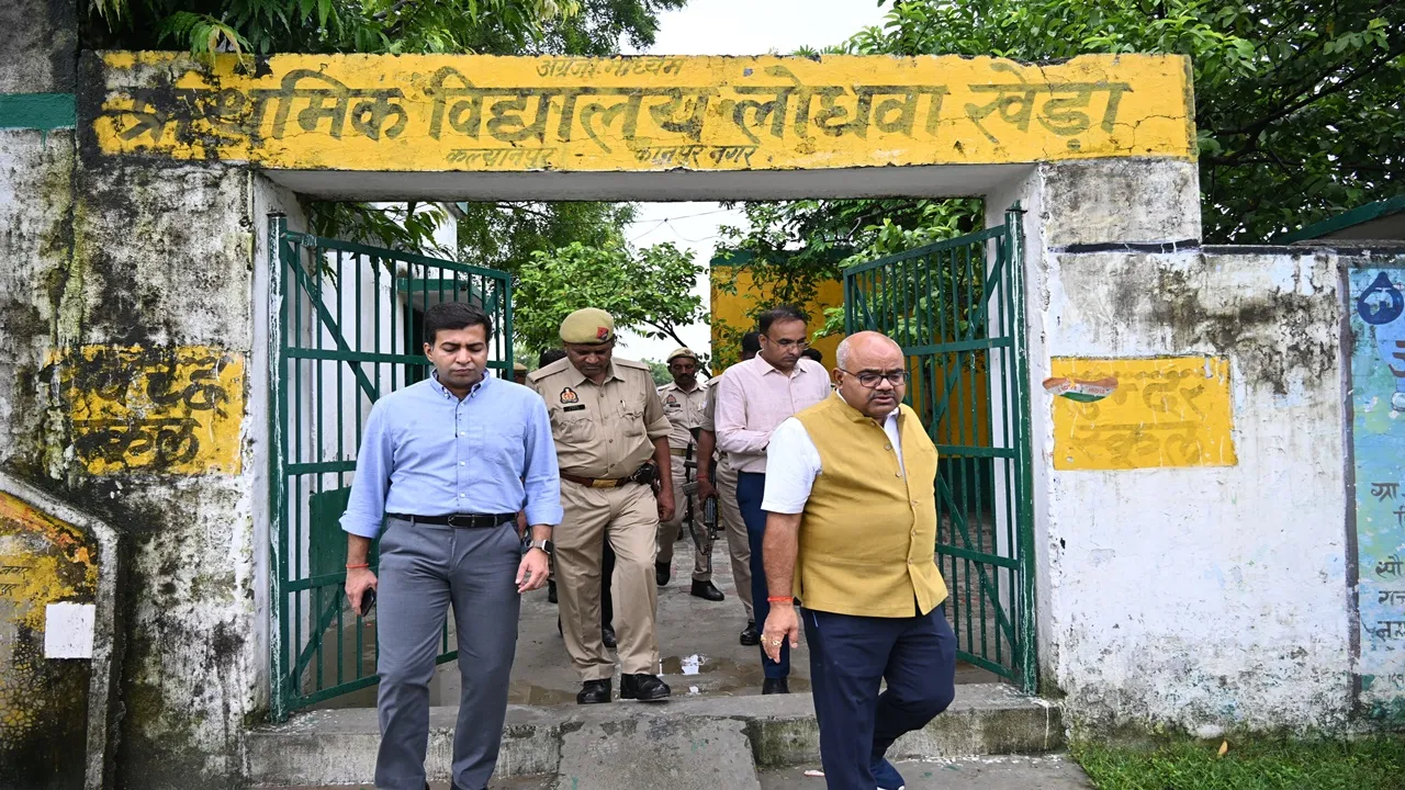 Kanpur News : प्राथमिक विद्यालय में डीएम का छापा, 1 शिक्षक व 3 बच्चे मिले उपस्थित, BEO का का वेतन रुका