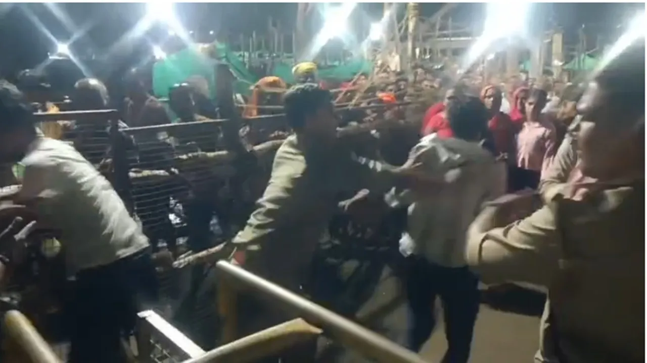 Barabanki News : महादेवा में पुलिस की सख्ती! बैरियर पर श्रद्धालुओं से नोकझोंक और धक्का-मुक्की, वीडियो वायरल