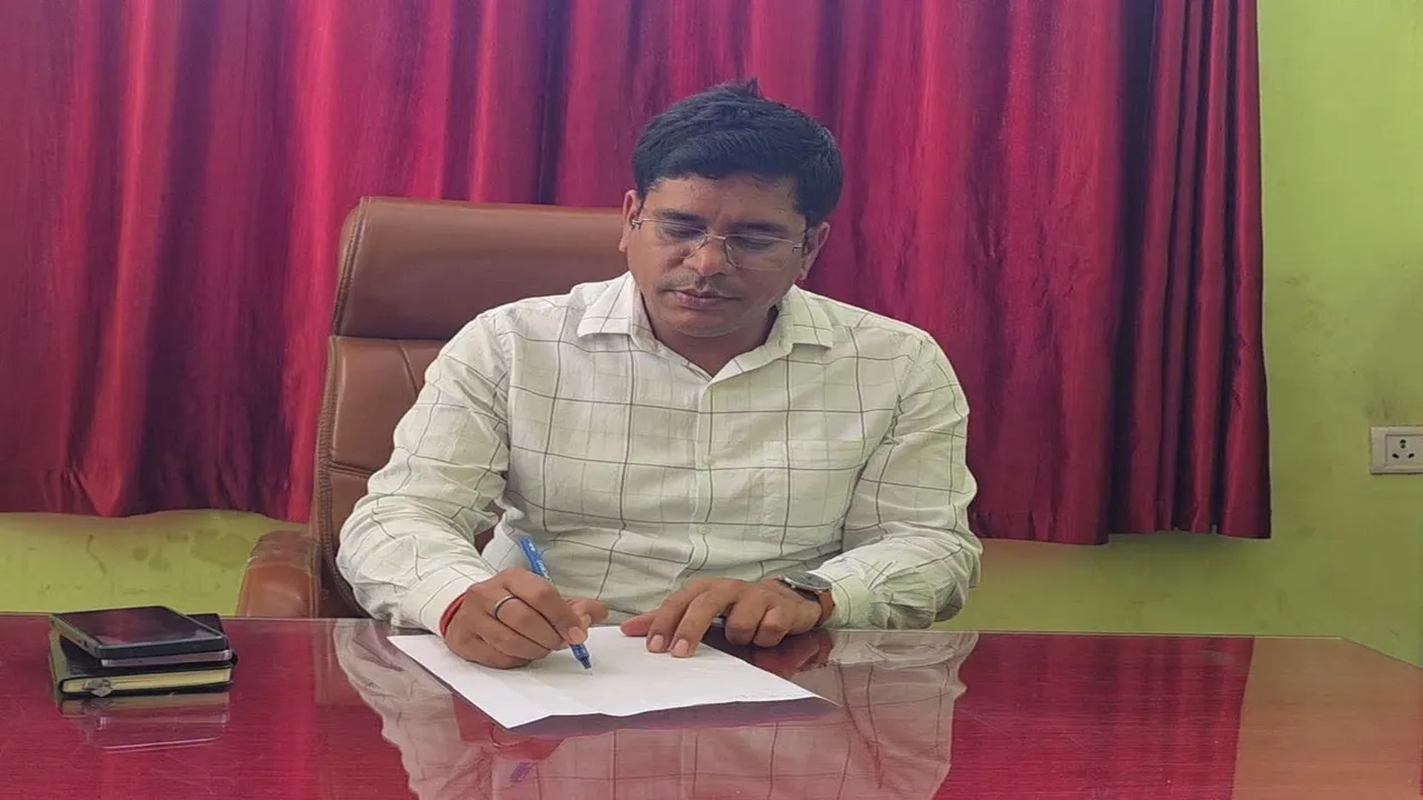  Gonda News : गोंडा में 150 से ज्यादा गैरमान्यता प्राप्त स्कूलों पर गिरेगी गाज, 24 मदरसे भी रडार पर; खंड शिक्षा अधिकारियों की लापरवाही आई सामने, बीएसए ने जताई नाराजगी