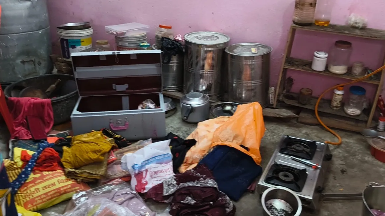 Bahraich News : बक्सा-अटैची उठाकर 200 मीटर दूर ले गए चोर, तोड़कर उड़ाई लाखों की नकदी व जेवर; पत्नी के इलाज पर संकट