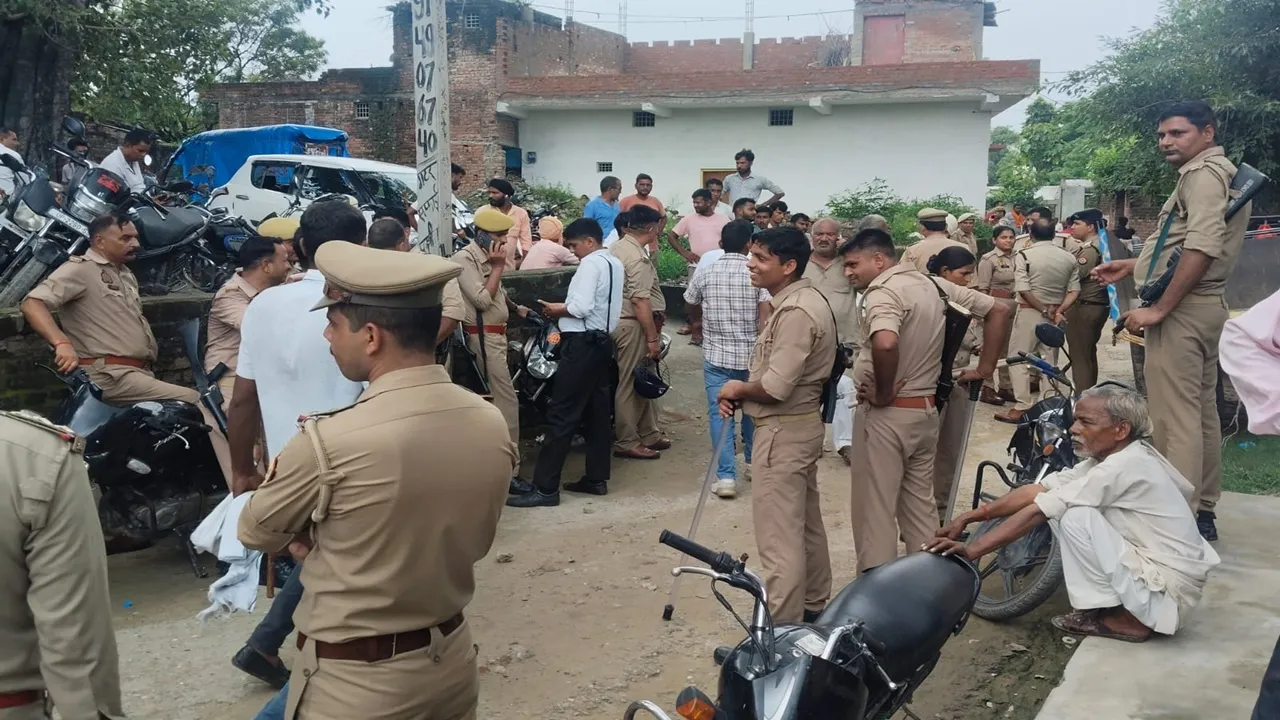 Rampur News: बजरंग दल नेता की मौत पर मिलक में उबाल! सड़क से गांव तक प्रदर्शन, कड़ी सुरक्षा के बीच लखीमपुर पहुंचा शव