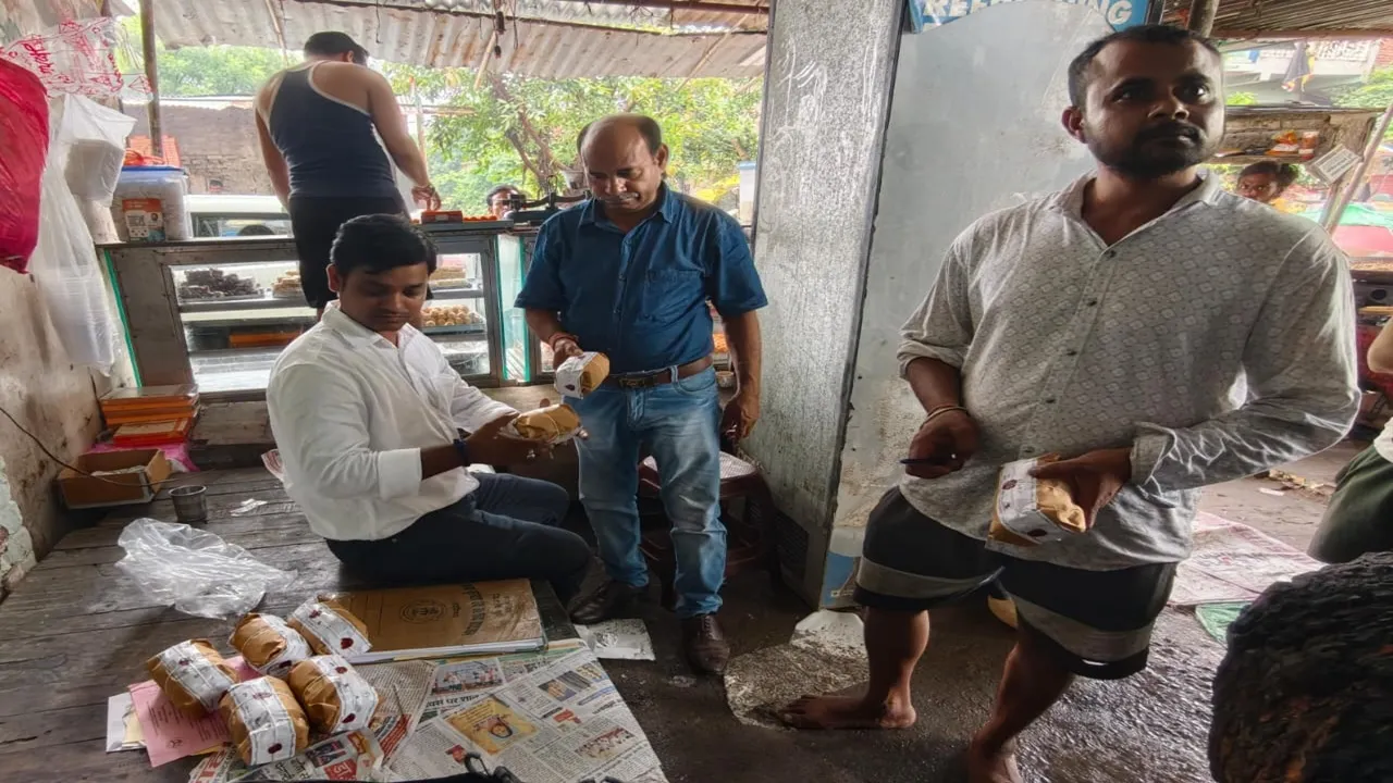 Auraiya News:  रक्षाबंधन से पहले मिठाई की दुकानों पर छापा! खाद्य विभाग ने 8 मिठाइयों के लिए नमूने, दुकानदारों में मची खलबली